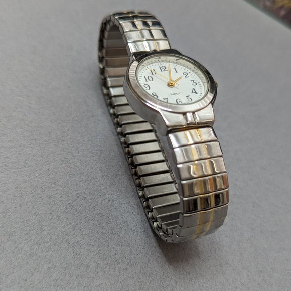 Classic Wrist Watch Vintage Easy to read Hands Dial and is Working new battery - Picture 6 of 7